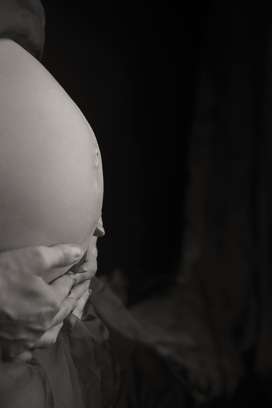 glancphoto, rodinna fotografia, fotograf kosice, fotoatelier kosice, portret, monika kmitova, tehotenska fotografia, tehotenstvo, pregnant, b&w