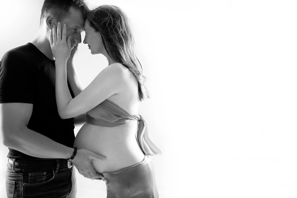 rodicovstvo, rodinna fotografia, tehotenska fotografia, cierno biela, fotografka kosice, fotoatelier kosice, profesionalny fotograf kosice, glancphoto, kmitova