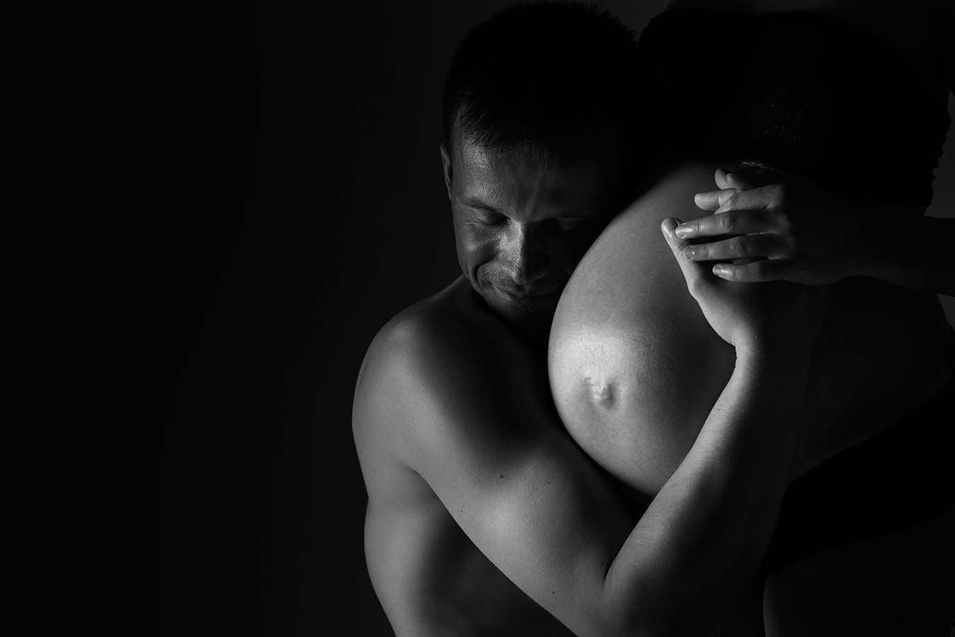 glancphoto, rodinna fotografia, fotograf kosice, fotoatelier kosice, portret, monika kmitova, tehotenska fotografia, tehotenstvo, pregnant, b&w