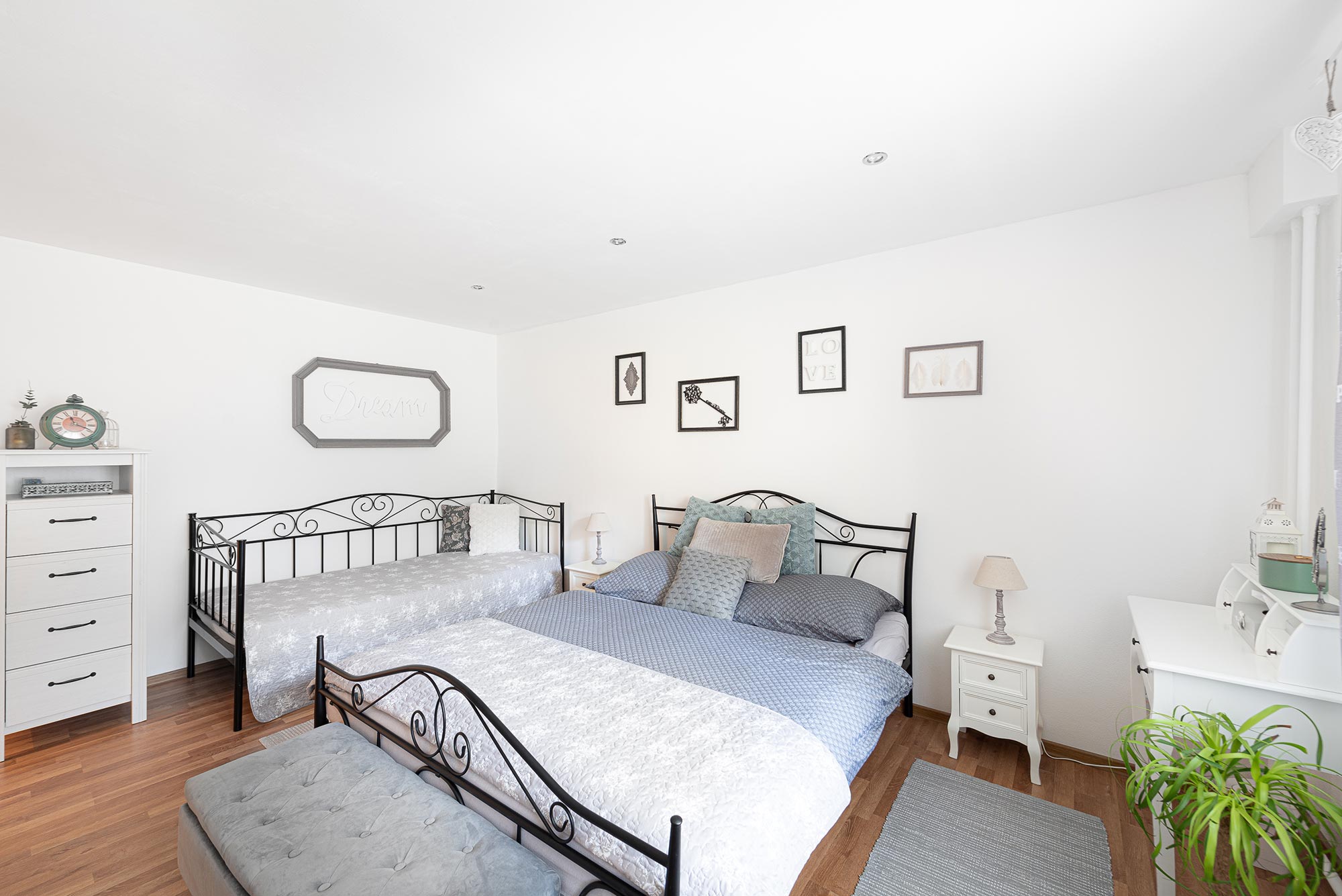 booking.com, apartman, white room
