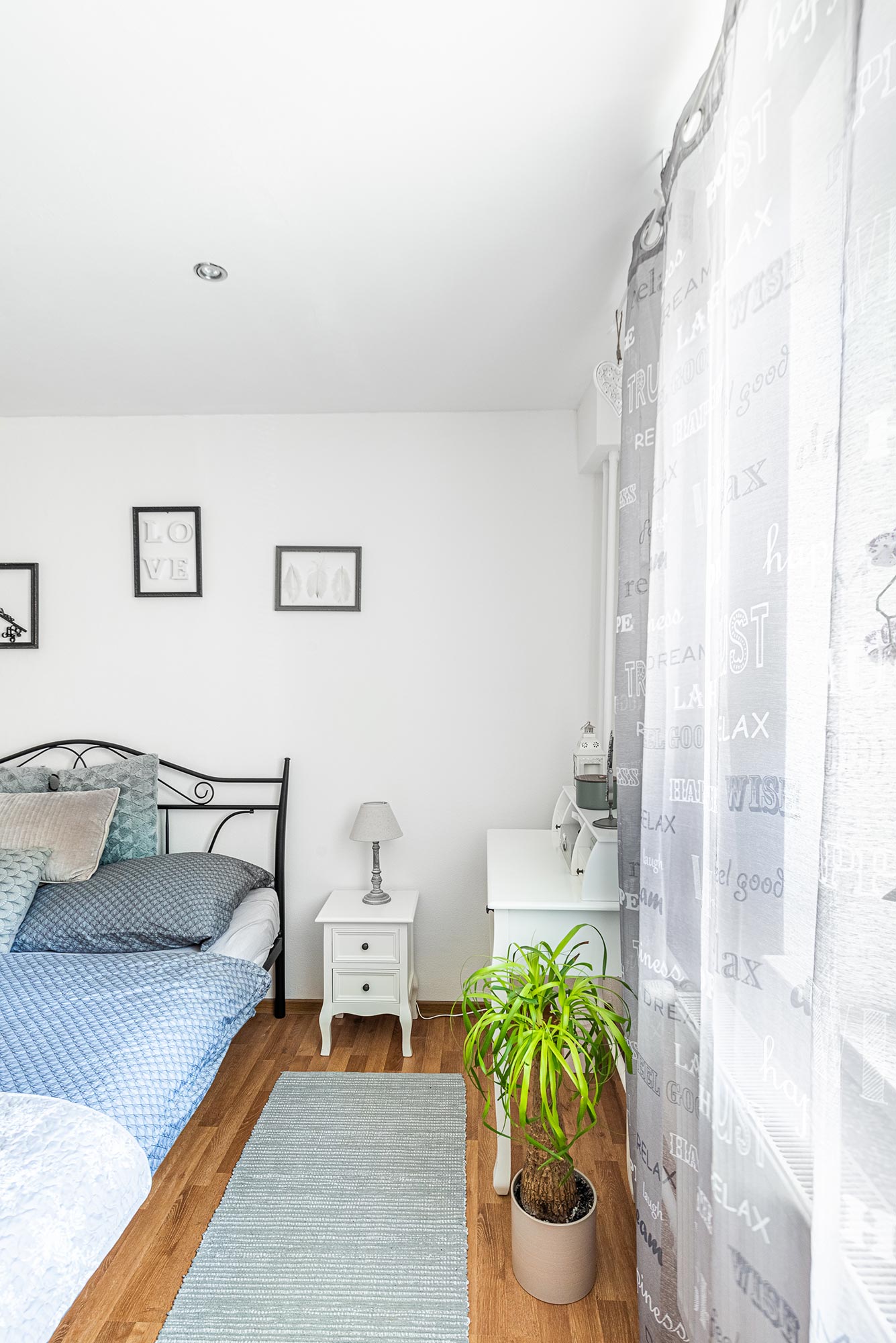 booking.com, apartman, white room