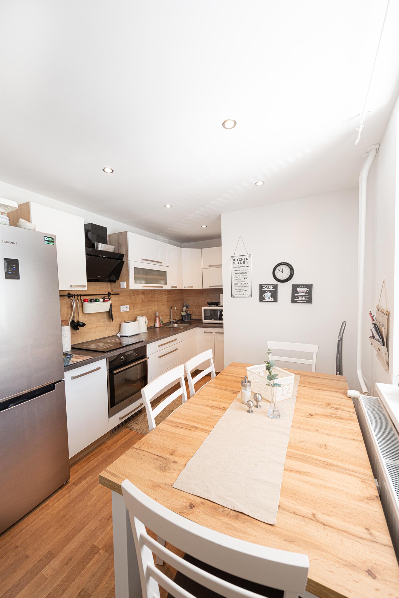 booking.com, apartman, white room
