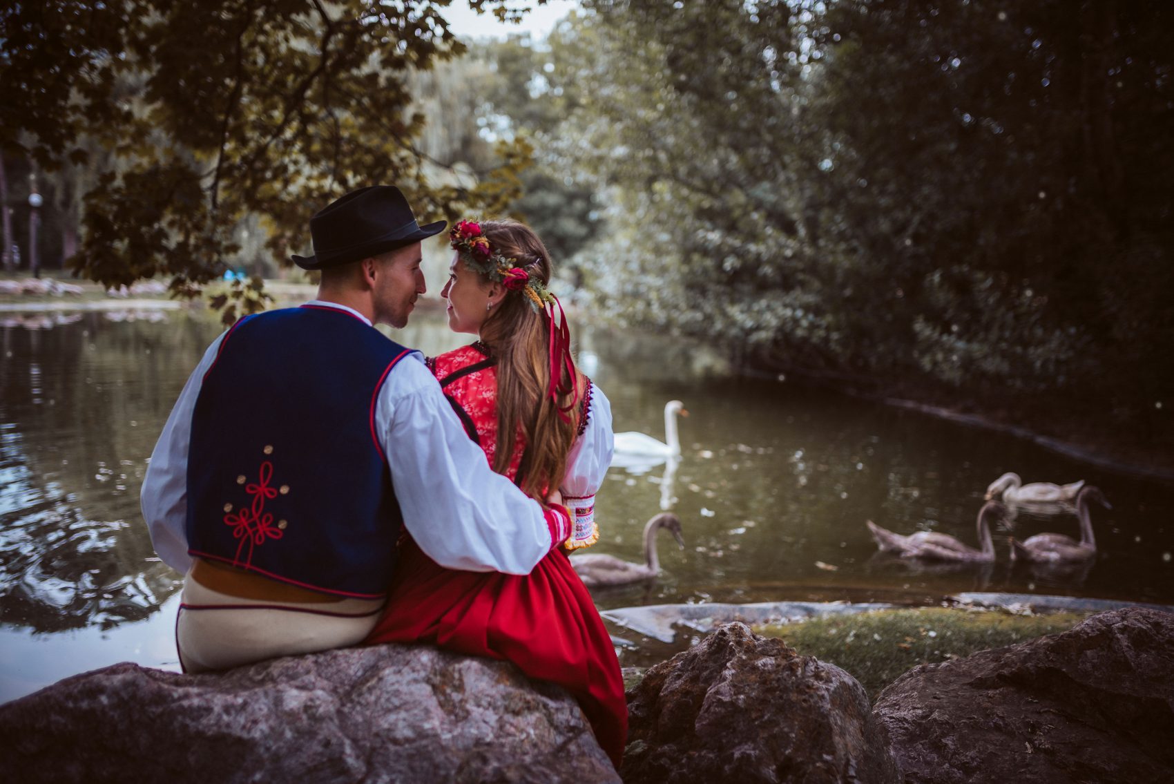 kroj, zalubenci, park, fotograf, monika labas